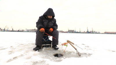 Петербургские рыбаки продолжают выходить на опасный лёд, несмотря на запреты и предупреждения