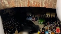 В кальянной на Стремянной улице изъяли больше сотни бутылок нелегального алкоголя
