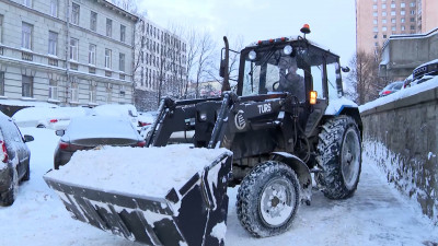 Выборгский район от снега очищают 372 дворника, 83 механизатора и 75 единиц техники