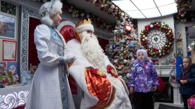 Сказочный поезд Деда Мороза привез праздник в Петербург
