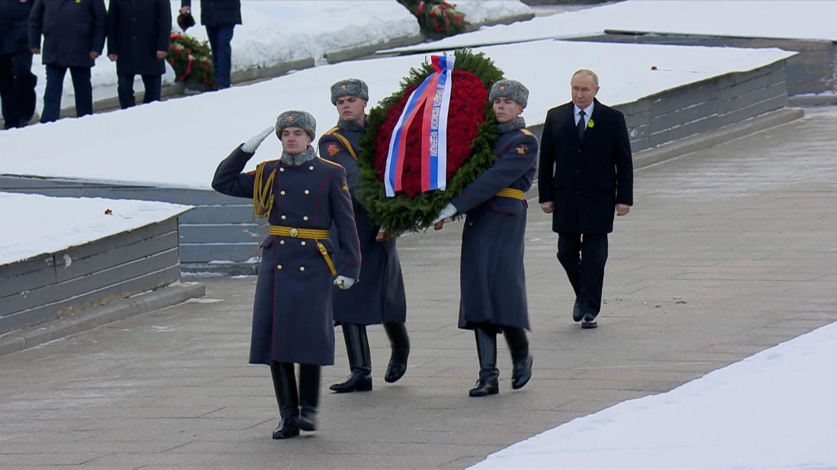 Владимир Путин возложил венок к подножию монумента «Мать-Родина» - tvspb.ru