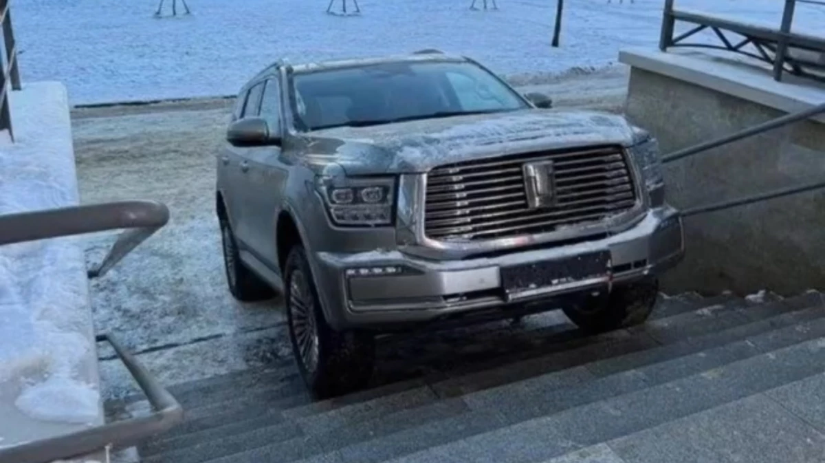 Парковку на ступенях парадной не простили: водителя с Актёрского проезда привлекут к ответственности - tvspb.ru