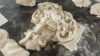 Во время реставрации в Доме Радио нашли утраченный барельеф — ему более ста лет