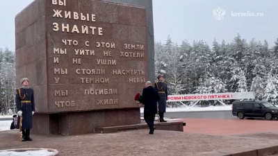 Владимир Путин возложил цветы к мемориалу «Рубежный камень» на Невском пятачке