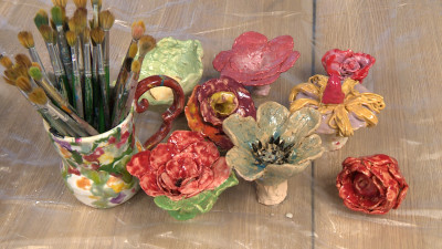 Школьники Петербурга создают «цветы Победы» для сверстников из Мариуполя: мастер-класс прошел в библиотеке на Карповке