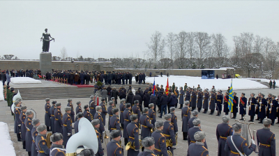 На Пискарёвском кладбище прошла торжественно-траурная церемония возложения цветов к монументу «Мать-Родина»