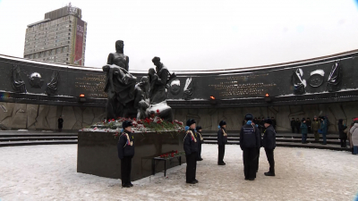 У монумента защитникам Ленинграда прошла торжественно-траурная церемония