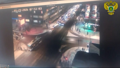 В Омске троллейбус проехал на «красный» и сбил школьника