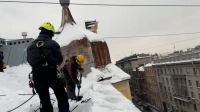 Жилищный комитет: За сутки от снега очистили более тысячи крыш многоквартирных домов