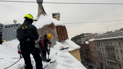 Жилищный комитет: За сутки от снега очистили более тысячи крыш многоквартирных домов
