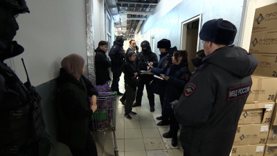 Полиция провела рейд по супермаркетам в Калининском районе