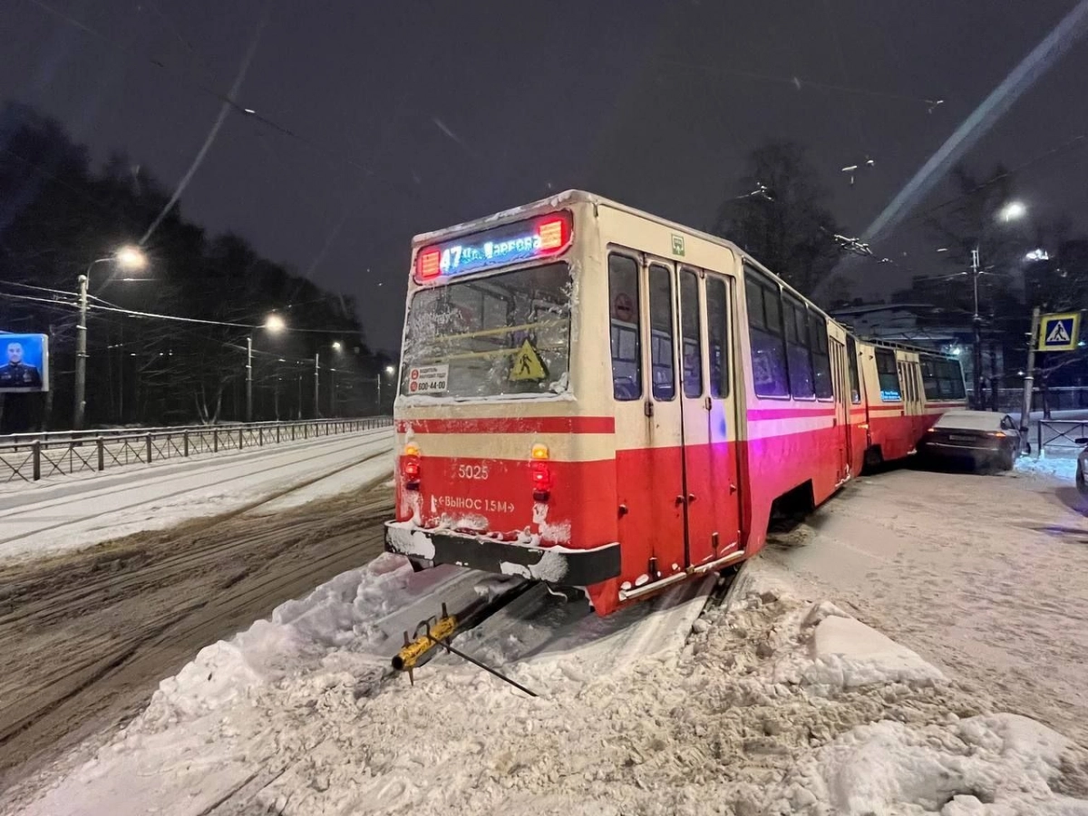 На проспекте Испытателей машина столкнулась с трамваем: пострадавших нет - tvspb.ru