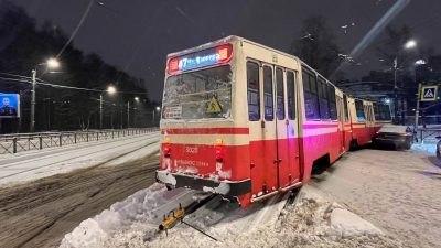 На проспекте Испытателей машина столкнулась с трамваем: пострадавших нет