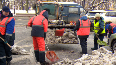 В Петербурге выпало более 40 см снега: коммунальные службы работают круглосуточно