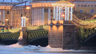 Александр Беглов: В канун Рождества Дворцовый и Троицкий мосты украсит золотистая подсветка, зажгутся огни на факелах Ростральных колонн