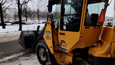26 тысяч «кубов» снега вывезли с улиц Петербурга за минувшие сутки