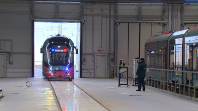 Александр Беглов: 111 собранных в Петербурге низкопольных вагонов пополнили трамвайные парки города