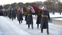 Память защитников Ленинграда почтили на Пискаревском мемориальном кладбище
