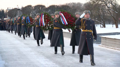 Память защитников Ленинграда почтили на Пискаревском мемориальном кладбище