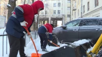 В Петербурге дворники чистят от снега обочины, пешеходные переходы и участки у остановок