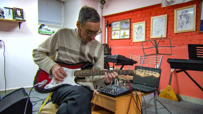 Реабилитация через творчество: в ПНД №5 Петербурга кураторы занимаются с пациентами музыкой, живописью и актерским мастерством