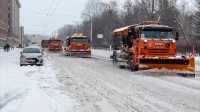 Более тысячи спецмашин и столько же дворников чистят улицы и дворы Петербурга от снега
