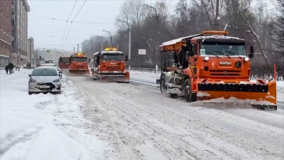 Более тысячи спецмашин и столько же дворников чистят улицы и дворы Петербурга от снега