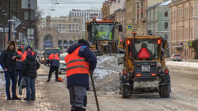 Рекордные 55 тысяч кубометров снега вывезли за сутки с петербургских улиц
