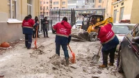 Более 9 тысяч дворников убирают снег в петербургских дворах