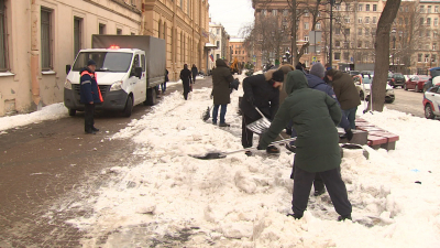 Волонтеры Народного фронта помогли убрать тротуары и общественные пространства в центре Петербурга