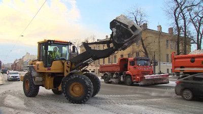 В Петербурге за неделю вывезли рекордные 315 тысяч кубометров снега