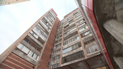 Молодой житель Выборгского района выпал из окна 12 этажа и лишился головы при падении