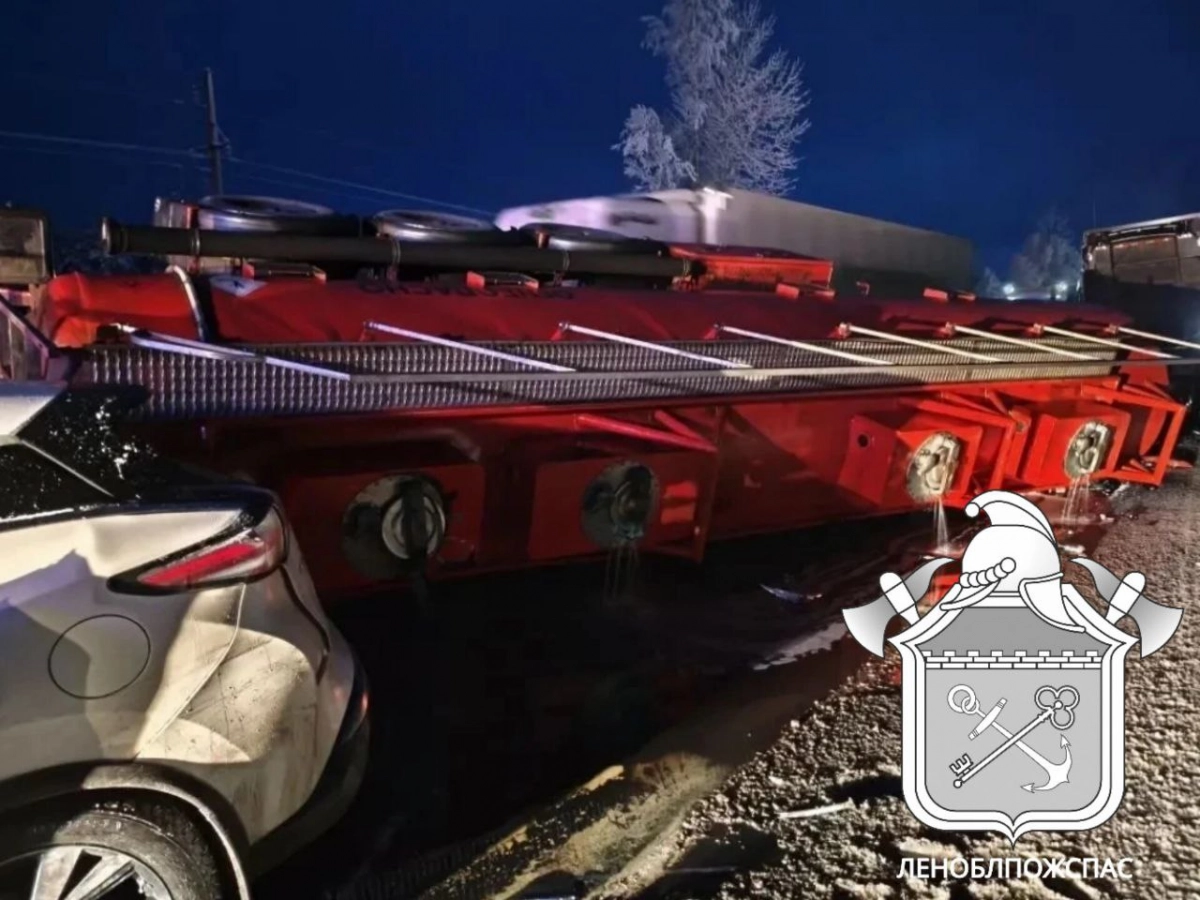 Последствия ДТП с бензовозом на Р-21 «Кола»: из двух секций цистерны произошла утечка нефтепродуктов, специалисты организуют засыпку песком - tvspb.ru