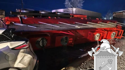 Последствия ДТП с бензовозом на Р-21 «Кола»: из двух секций цистерны произошла утечка нефтепродуктов, специалисты организуют засыпку песком