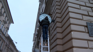 В Петербурге проверяют точность уличных часов