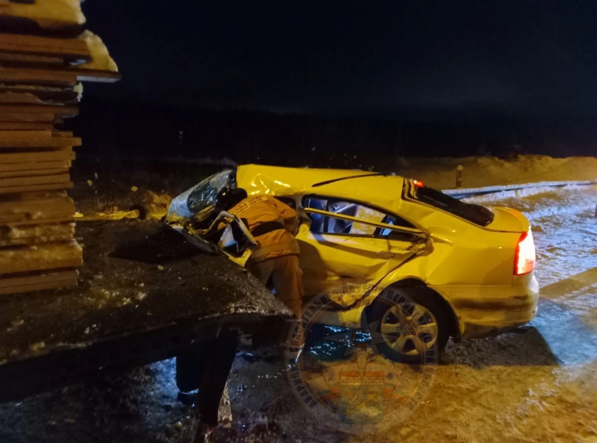 В Ленобласти грузовик столкнулся с легковушкой: пострадал водитель - tvspb.ru