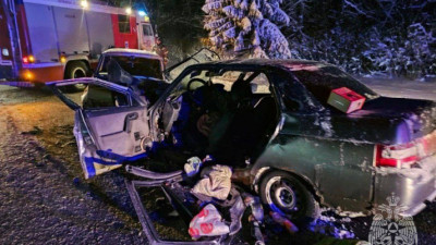 На трассе Р-23 «Псков» произошло лобовое столкновение легковых автомобилей: пострадали 3 человека