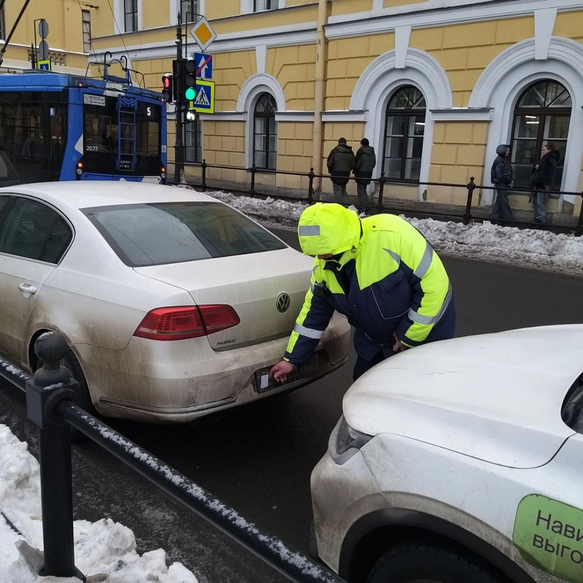 Более 900 автомобилей эвакуировали с платных парковок в 2025 году - tvspb.ru