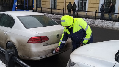 Более 900 автомобилей эвакуировали с платных парковок в 2025 году