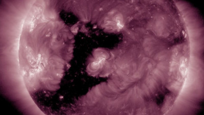 На Солнце образовалась корональная дыра в форме единицы длиной около миллиона километров