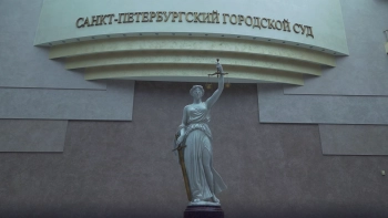 Суд смягчил приговоры участникам скандальной фотосессии на Большеохтинском кладбище