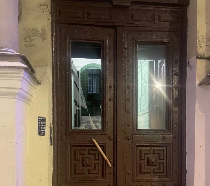 На Васильевском острове задержали хулигана, повредившего входную дверь одного из жилых домов - tvspb.ru