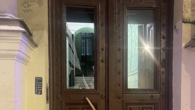 На Васильевском острове задержали хулигана, повредившего входную дверь одного из жилых домов