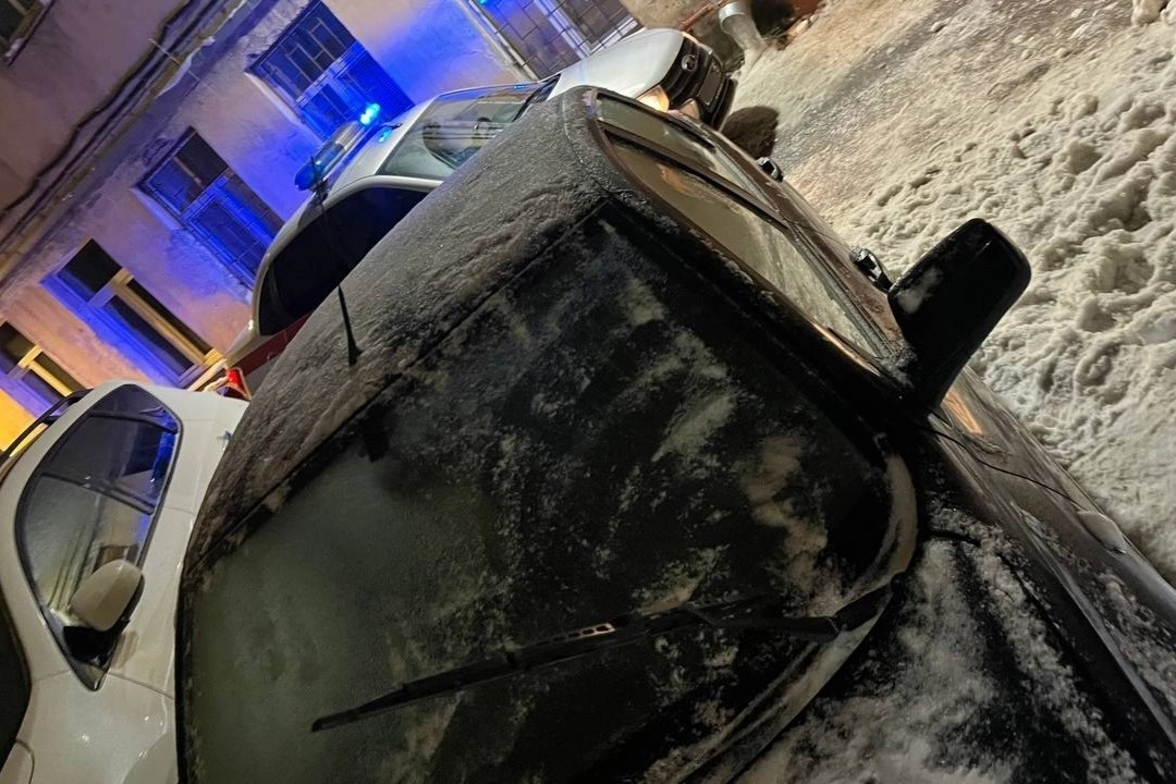 Очистил от снега и залез под капот: на Обводном канале задержали мужчину, пытавшегося вскрыть чужую машину - tvspb.ru