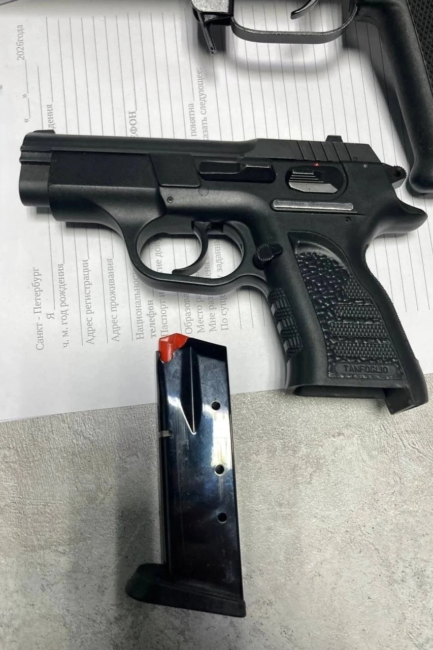 Посетителей бара на Ленинском проспекте напугал мужчина с оружием - tvspb.ru