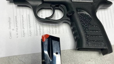 Посетителей бара на Ленинском проспекте напугал мужчина с оружием