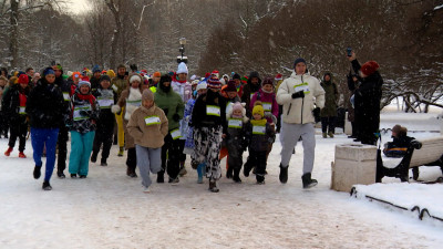 Обещаю, что начну с 2026 года: около 100 петербуржцев приняли участие в забеге в Таврическом парке