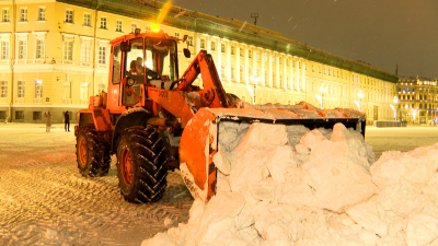 Повышенная готовность до конца праздников: как коммунальные службы Петербурга встретились со снегопадом в новогоднюю ночь