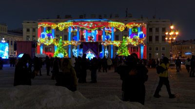 Мороз, ёлка на Дворцовой, праздничные огни и ожидание чуда: как Северная столица встретила 2026 год