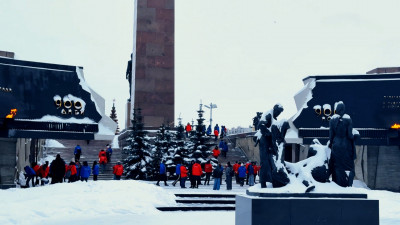 Активисты «Молодой Гвардии» и «Волонтерской Роты» провели субботник у монумента героическим защитникам Ленинграда